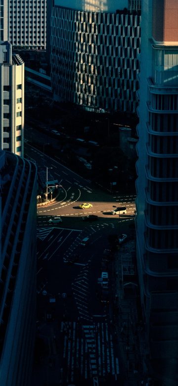 反应测试 App 的启动主界面，深蓝背景中央一枚待触发的方块，底部排列着模式切换与开始按钮，整体干净利落